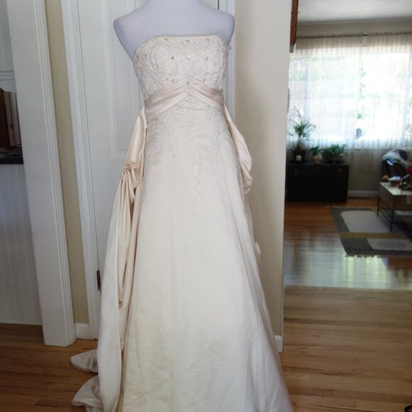 NWT $599 DAVID’S BRIDAL Champaign Beaded Pleated Sleeveless Wedding Dress – Sz 4 - Picture 1 of 11